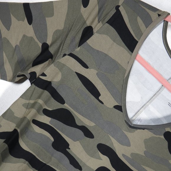 Torrid Plus Size 1X Super Soft Camouflage V-Neck Tee - Picture 3 of 7